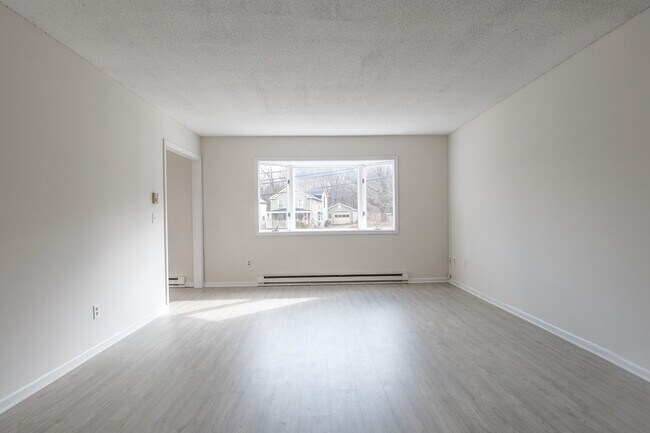 Building Photo - 20 Maple Ave