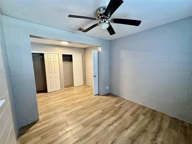 Foto del edificio - 637 NE Waldo Rd