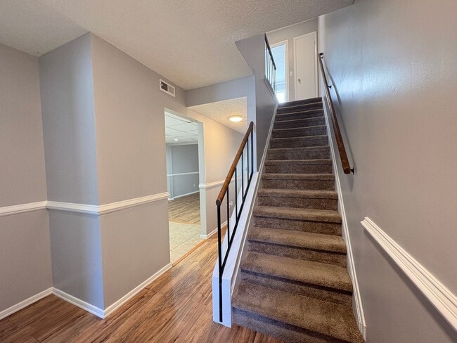 Building Photo - 3 Bedroom, 2.5 Bathroom Condo in High Point!
