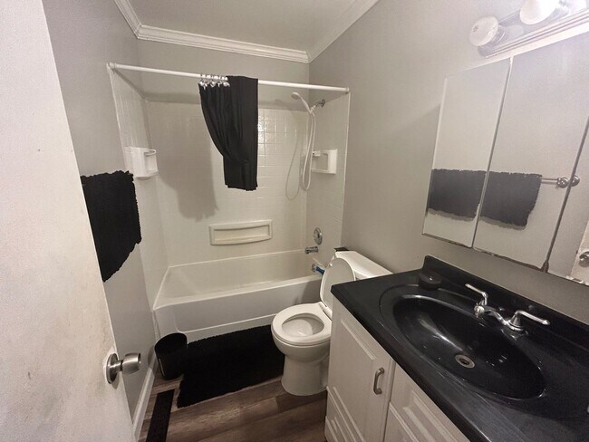 Building Photo - Elegant Living in a Prime Location: Your I...