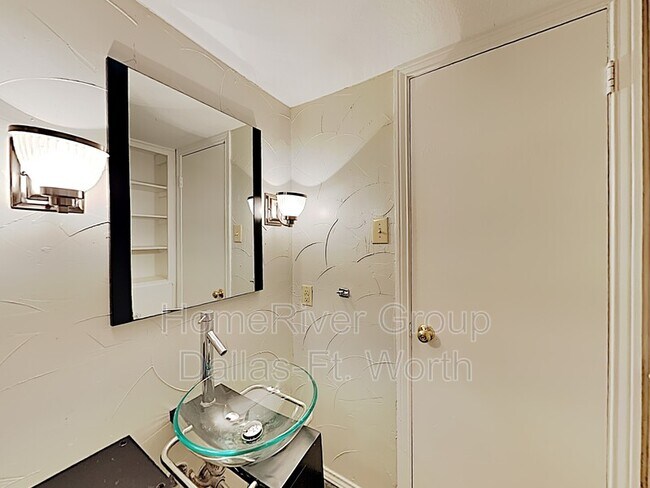 Foto del edificio - 5844 Sandhurst Ln