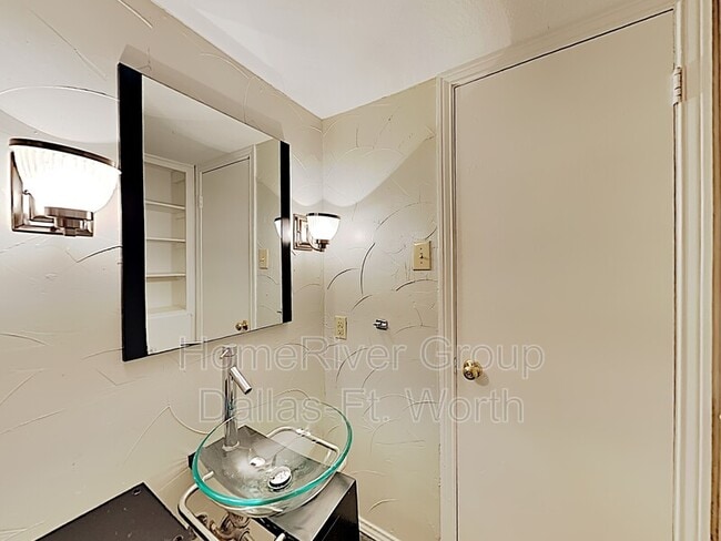 Building Photo - 5844 Sandhurst Ln