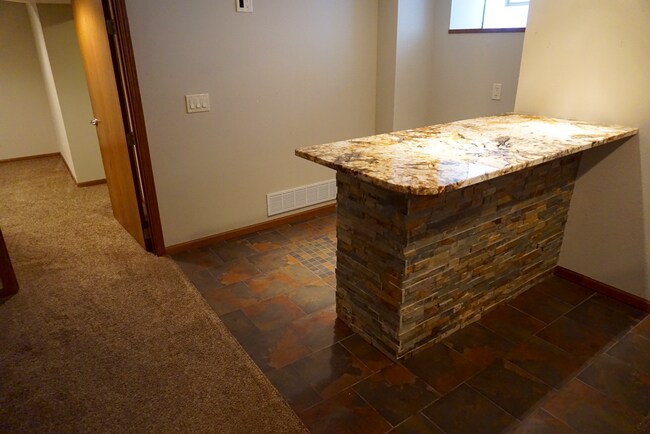 Building Photo - Great 5 bedroom house for rent near U of M...