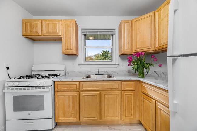 Foto del edificio - Crestwood Lake Apartments