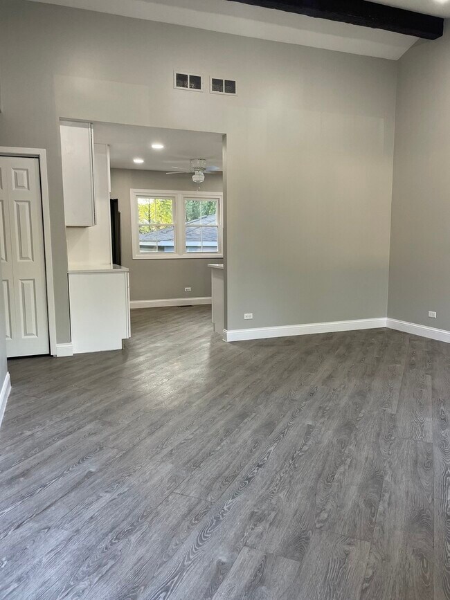 Building Photo - 9030 Palisades Rd