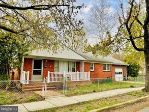 Building Photo - 2000 La Grande Ave