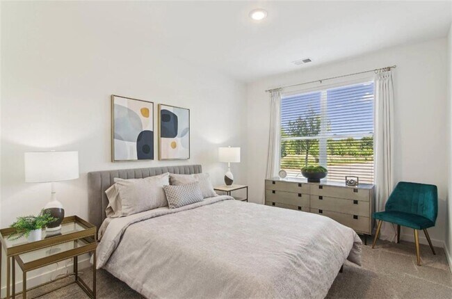 Building Photo - 550 Webb Gin House Rd