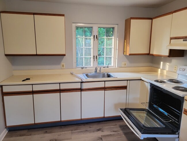 Kitchen - 617 W Shore Rd