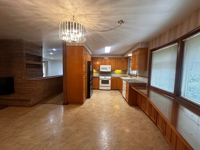 Building Photo - Large 3 Bedroom 2.5 Bath Single Family House