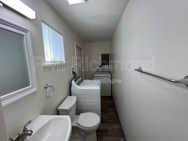 Building Photo - 404 Roxana Rd