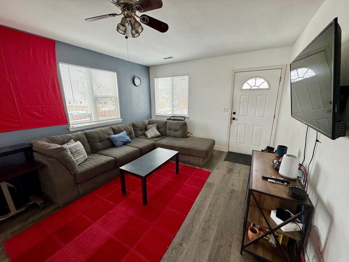 Living Room & Main entrance - 4735 Josephine st