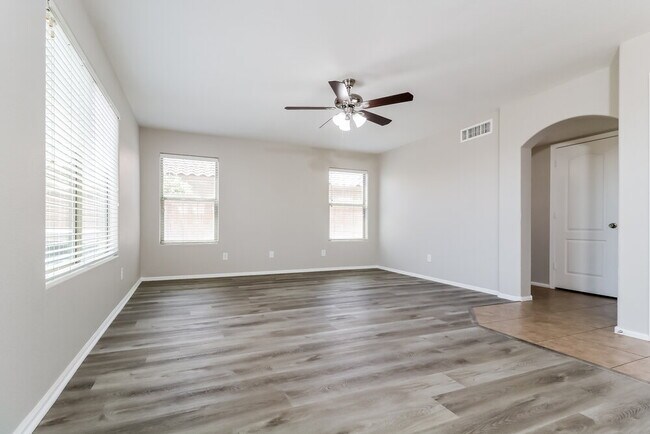 Foto del edificio - 15853 W Diamond St