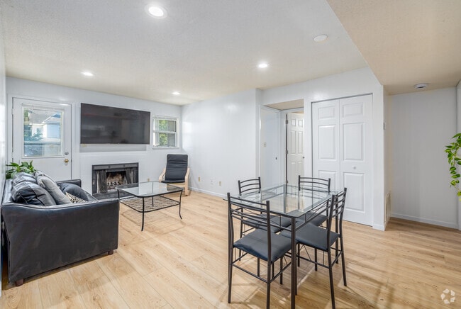 4BR, 2BA - 1,000SF - Living Room - Campus Oaks