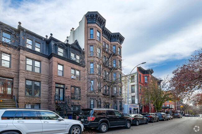 Building Photo - 670 President St