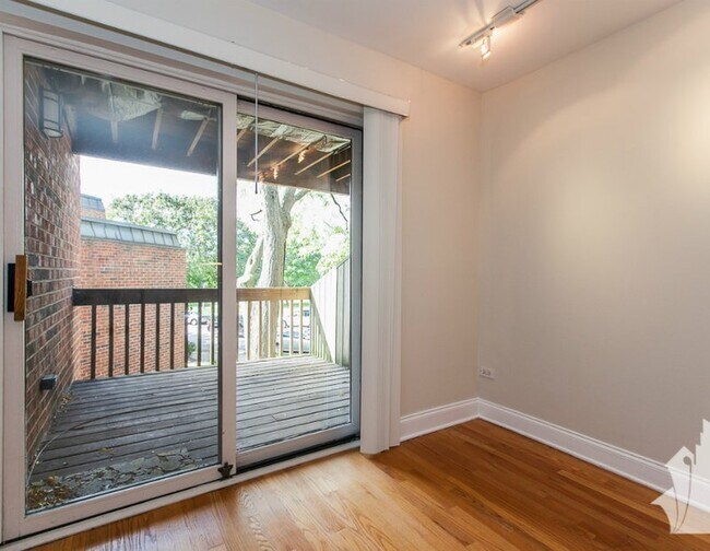 Building Photo - 2131 N Larrabee St