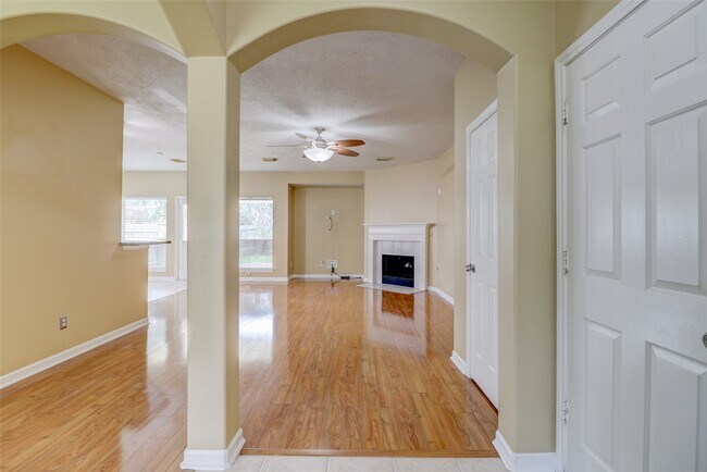 Foto del edificio - 3323 Pioneer Bend Ln