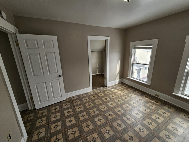 Foto del edificio - 1762 E 33rd St