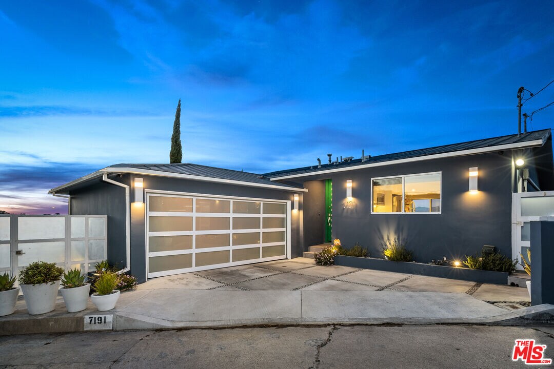 Foto principal - 7191 Pacific View Dr