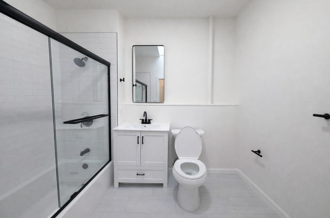 Nueva renovación completa del baño con ducha, accesorios y electrodomésticos nuevos. - 1330 Alabama St