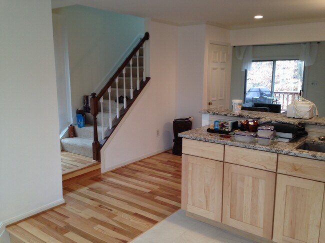 Suelo de madera noble en la planta principal. - 10651 Pine Haven Ter