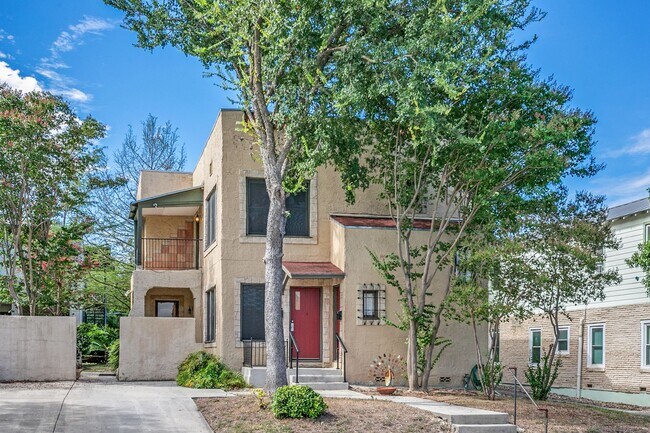 Foto del edificio - 2-BEDROOM UPSTAIRS DUPLEX OVERLOOKING SAN ...