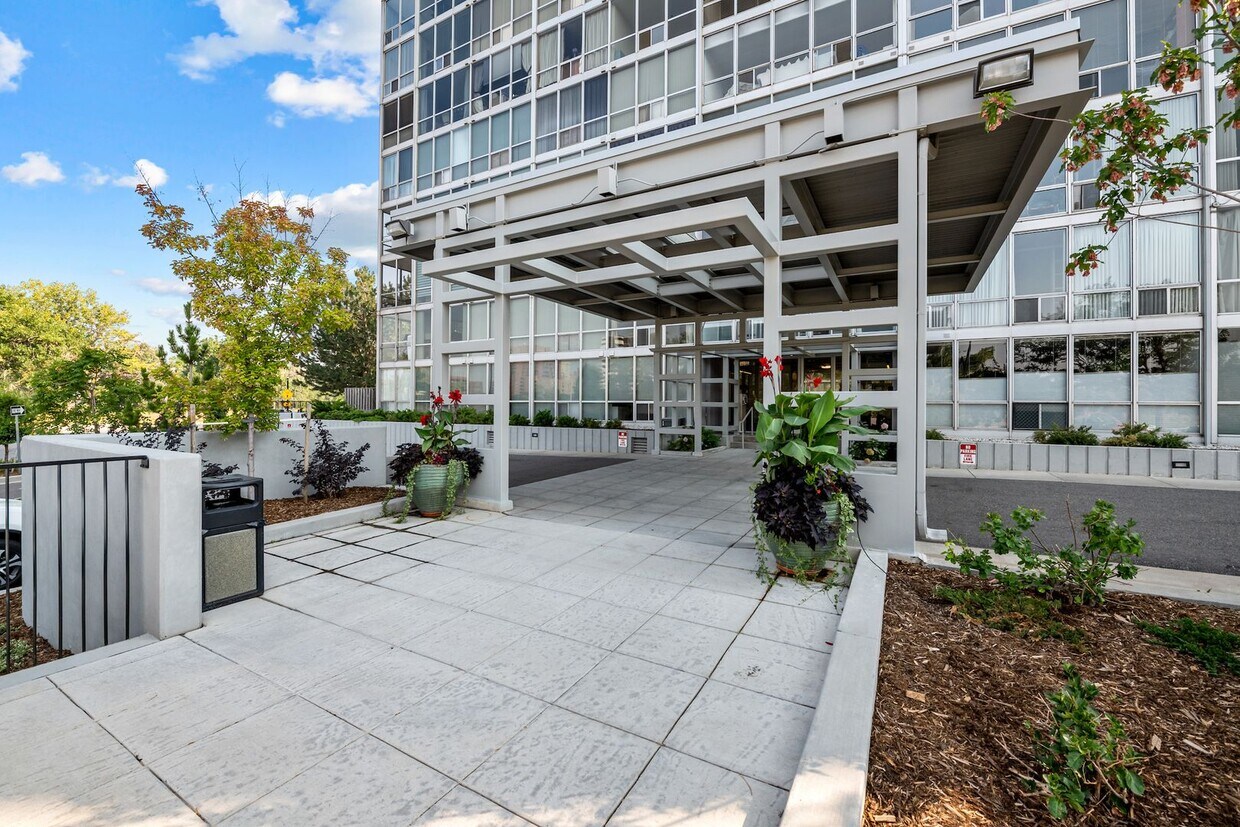 Primary Photo - 3100 E Cherry Creek S Dr