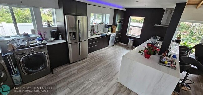 Foto del edificio - 836 SW 18th Ct