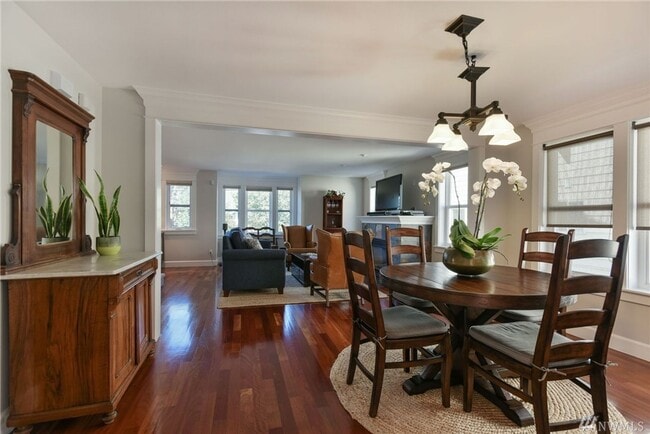 Building Photo - Stunning 3 Bed 2.5 Bath Home in Fremont