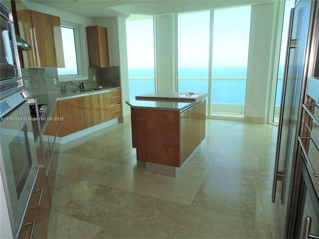 Foto del edificio - 16047 Collins Ave