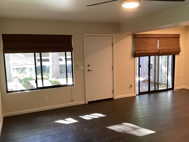 Foto del edificio - Updated Knollwood Meadows Two Story Condo ...