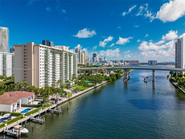 Foto del edificio - 19390 Collins Ave