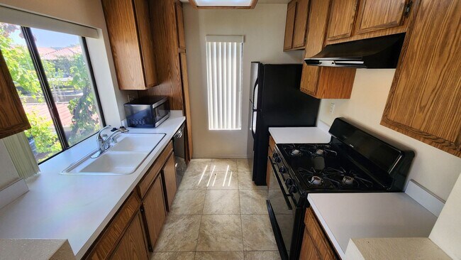 Foto del edificio - Mira Mesa Upstairs 1-Br + Covered Parking Space