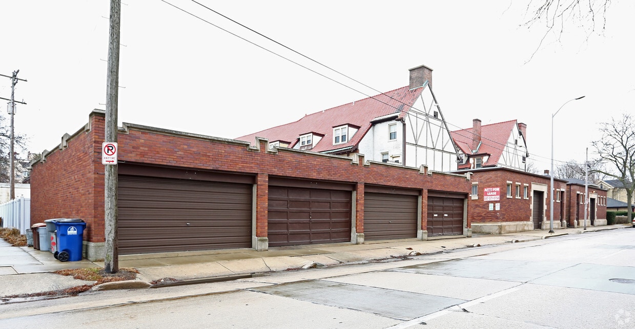 Building Photo - Bull Manor Apartments