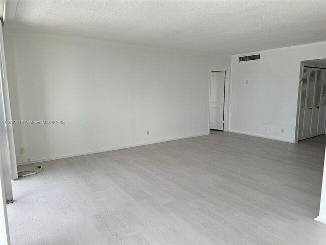 Foto del edificio - 900 Bay Dr