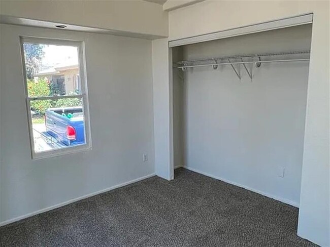Building Photo - Come see this 3 bedrooms
