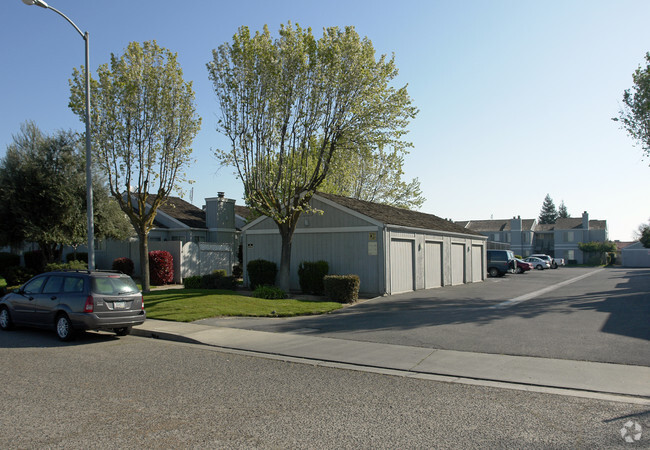 Building Photo - Regency Court