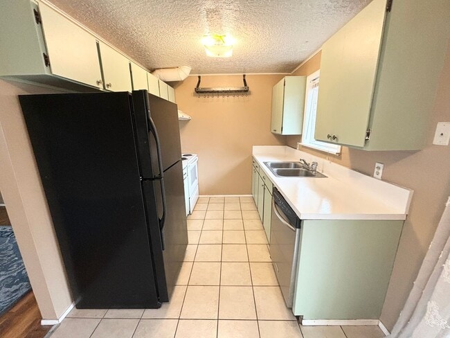 Building Photo - **$500 OFF 1ST MONTHS RENT** Cute 3 Bedroo...