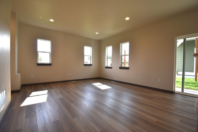 Building Photo - Gorgeous and Brand NEW 3 Bedroom with doub...