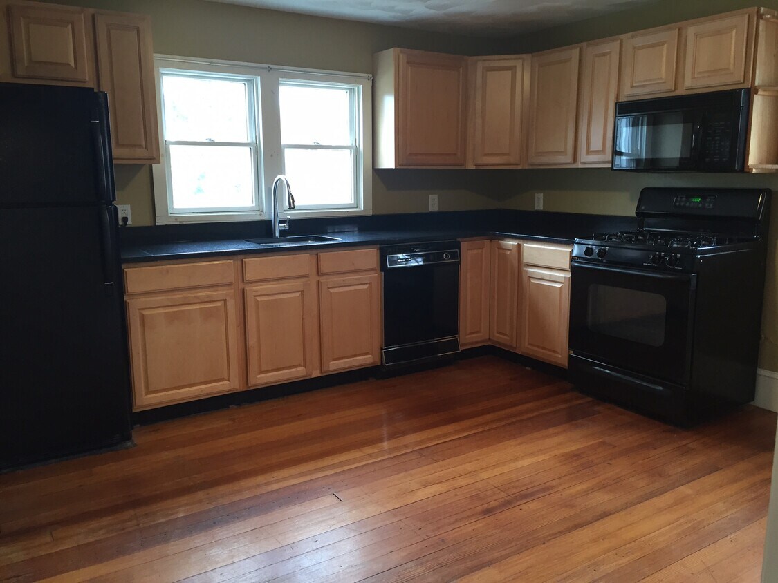 Big eat in kitchen with granite counter tops - 171 W Emerson St