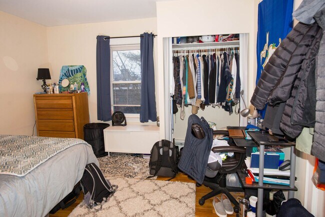 Foto del edificio - Central Mission Hill Location. Free Laundry, 1.5 Bathrooms, Steps from the T Stop. Parking for Rent