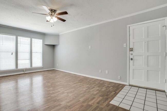 Living Area/Entrance - 4327 Holland Ave