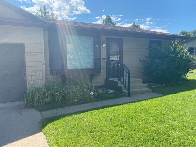 Building Photo - 2 BEDROOM | 1 BATH | SINGLE LEVEL | GARAGE...