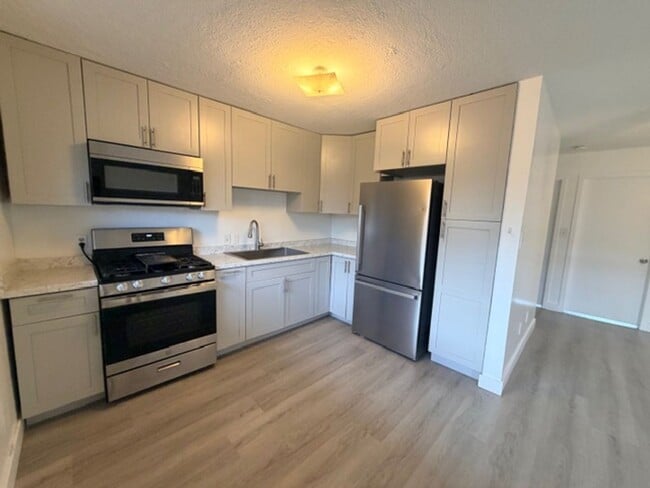 Foto del edificio - MOVE IN READY! 2 Bd, 1 Ba in Hillside Villa Condo- Salt Lake