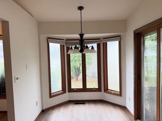 Foto del edificio - Recently refurbished 3 BR home in Normal