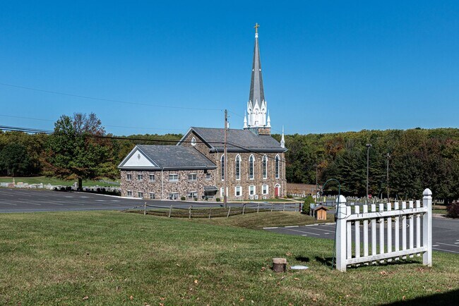 Foto del edificio - **Charming Colonial in Picturesque Lower Milford Township**