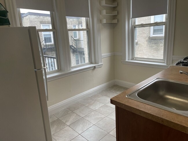 Building Photo - Brighton Near St Es Hospital and T stop 3rd  Floor Super sunny spacious 2 bed Nice Place! FREE MONTH