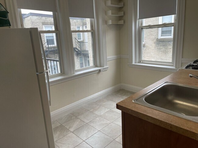 Foto del edificio - Brighton Near St Es Hospital and T stop 3rd  Floor Super sunny spacious 2 bed Nice Place! FREE MONTH