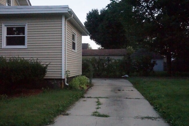 Building Photo - BEAUTIFUL HOUSE-  5 bedroom, 2  bath 2 sto...