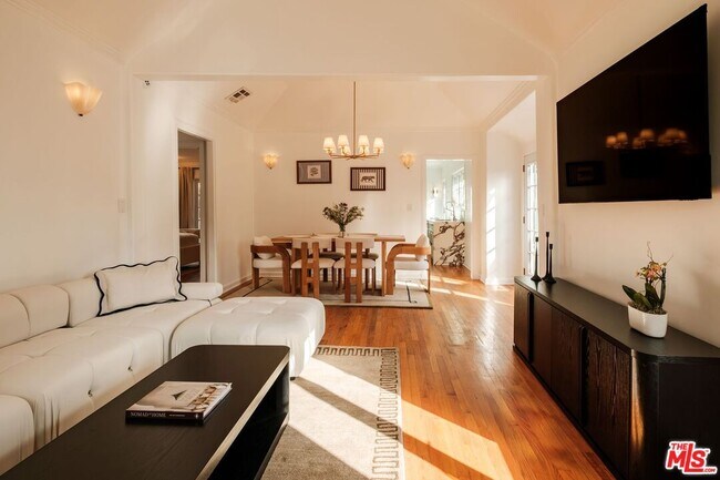 Foto del edificio - 866 N Doheny Dr