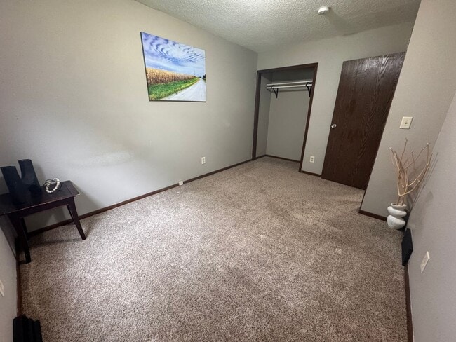 Foto del edificio - 2604-2606-2606 Hiawatha Rd